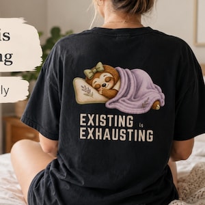 „Existing Is Exhausting“-Shirt, T-Shirt gegen chronische Müdigkeit, Shirt für Menschen mit chronischer Erschöpfung, Geschenk für Fibromyalgie-Betroffene, Burnout-T-Shirt, Comfort Colors-Rückendruck (nur Rückseite)