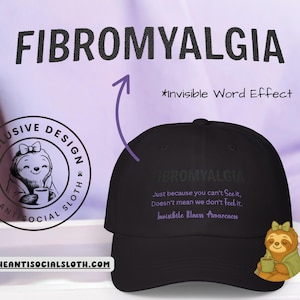 Puede incluir: Gorra de béisbol negra con la palabra FIBROMYALGIA y el texto "Just because you can't See it, Doesn't mean we don't feel it. Invisible Illness Awareness." Un gráfico de perezoso está en el lateral.