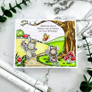 tarjeta de feliz cumpleaños hecha a mano hola pájaro azul con conejitos ratones hongos árboles vibraciones de primavera y verano deseándote mucha felicidad en tu cumpleaños