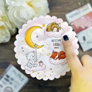 cartão de bebê interativo feito à mão com luzes, chá de bebê menina, lua e estrelas, animais, gramado, fulvo, olá, pássaro azul, flor de pêra, imprensa