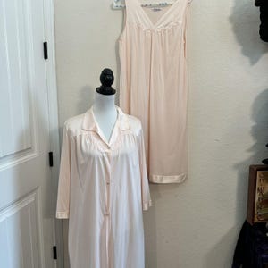 Conjunto de camisola e robe rosa vintage da Vanity Fair combinando em nylon, tamanho médio