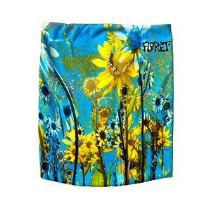 Puede incluir: Un pasamontañas estampado en azul y amarillo con la palabra "Floret" impresa.