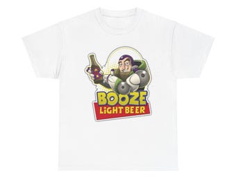 Camiseta unisex con gráfico de Buzz Lightyear, ideal como regalo para amantes de la cerveza.