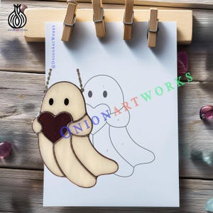 Spookje met hartvormig glaspatroon | Leuk Valentijnspookje als raamdecoratie | Speels glaskunstontwerp (PDF/SVG-download)