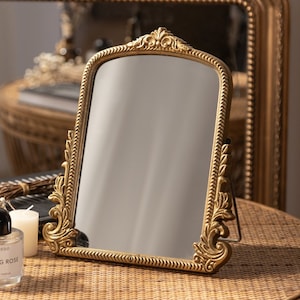 Espejo de escritorio de maquillaje de vanidad,Espejo de mesa de arco elegante tradicional antiguo dorado,Espejo Arendahl tallado de pie pequeño con marco de madera decorativo