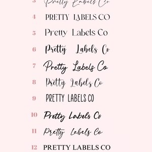 K&ouml;nnte beinhalten: Eine Liste von 15 verschiedenen Schriftstilen f&uuml;r den Text "Pretty Labels Co.". Die Schriftstile reichen von schlicht und elegant bis hin zu verspielter und fantasievoller.