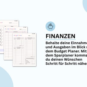 Puede incluir: Tres hojas blancas de planificaci&oacute;n financiera con las palabras "Sparplaner", "Variable Ausgaben" y "Budget Planer". La palabra "FINANZEN" se muestra en negrita negra, con un icono de cerdito encima. El texto de abajo dice: "Behalte deine Einnahmen und Ausgaben im Blick mit dem Budget Planer."