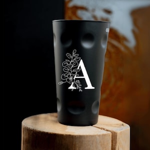 Vaso dubbe mate 0,5l con letras florales grabadas a mano y personalizadas Regalo para un amigo | cumpleaños | JGA | Despedida | mudanza