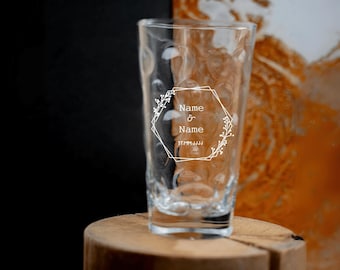 Dubbeglas 0,5 l mit Namen und Datum in Rahmen in boho-chic handgraviert und personalisiert zur Hochzeits, Verlobung, Jahrestag oder Einzug
