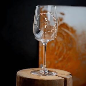 Copa de vino blanco 0,3 l con monograma individual con iniciales y fecha grabadas a mano y personalizadas| Regalo de boda | compromiso
