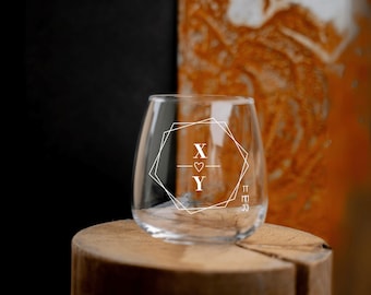 Personalisierbares Gin-oder Whiskeyglas mit individuellem Ornament mit Initialen und Datum per Hand graviert | Gastgeschenk | Hochzeitstisch