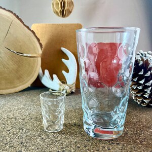 Peut inclure: Deux verres &agrave; boire en verre transparent avec un motif textur&eacute; et bull&eacute;. Le grand verre est plus grand et plus large que le petit verre.