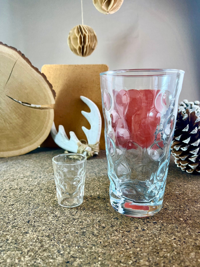 Peut inclure: Deux verres &agrave; boire en verre transparent avec un motif textur&eacute; et bull&eacute;. Le grand verre est plus grand et plus large que le petit verre.