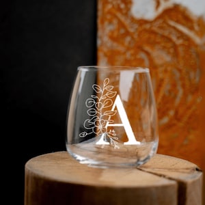 Letra floral grabada a mano sobre vaso de ginebra o whisky | Mejor amigo | Día de la Madre | bagatela | Adiós colega favorito | JGA