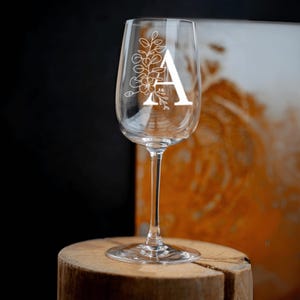 Letra deseada en diseño floral grabada a mano en copa de vino blanco 0,3 l | Idea JGA | Cata de vinos | Noche de chicas | cumpleaños | Graduación escolar