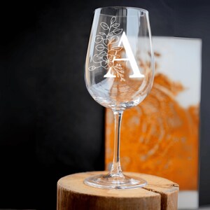 Letra deseada grabada a mano en copa de vino tinto de 0,6 l con decoración floral | Mejor amigo | Mamá | abuela | hermana | colega favorito