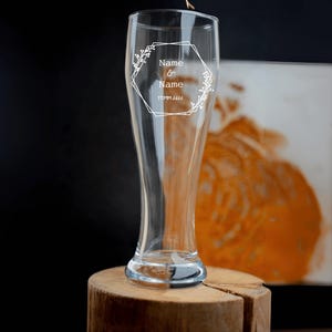 Hand-engraved & personalized wheat glass 0.5l with individual name and date in a floral frame | Men&#39;s gift wedding | Anniversary