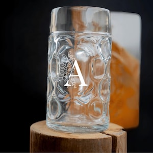 Personalized and hand-engraved 1l beer mug with flowery letters. Gift idea for JGA | round birthday | honors | end of season