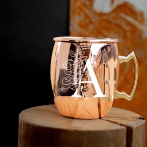 Taza de cobre Moscow Mule con letra floral grabada a mano | noble | elegante | alta calidad | Accesorios para barras | Cóctel | Mezclando | decoración de mesa