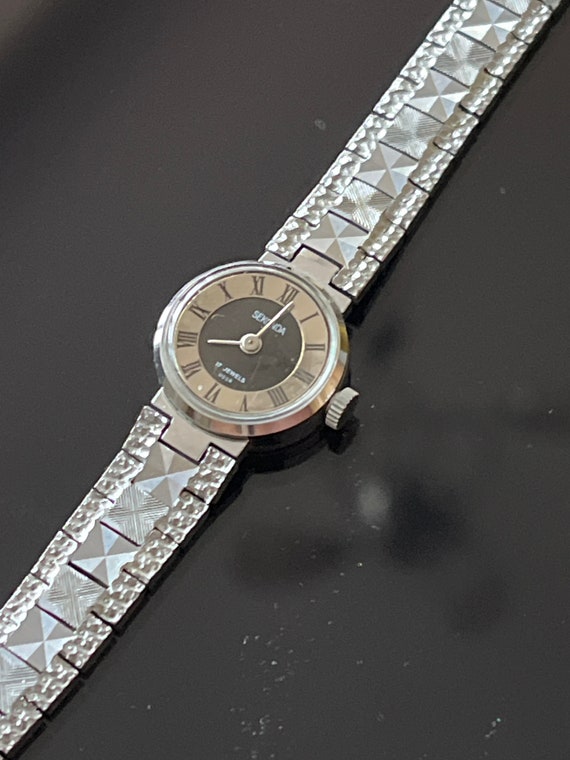 Amazon.com: Sekonda Elizabeth Women's Quartz Watch 33mm with Stone Set  Case, Analogue Display and Stainless Steel Bracelet, Rose Gold Black Dial,  Single : Clothing, Shoes & Jewelry