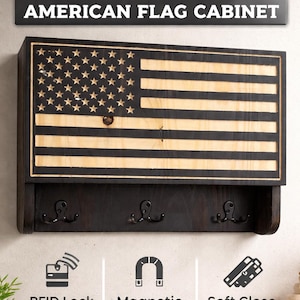 Peut inclure: Ensemble de trois mugs en céramique avec une finition mate et mouchetée. Chaque mug est de couleur différente : bleu clair, crème et gris. Design simple et moderne, forme arrondie et anse confortable.