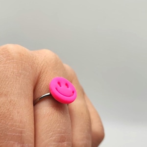 Könnte beinhalten: Rustikales Holzschild mit dem Text "Welcome to our home" in weißer Schrift. Das Schild hat eine Used-Optik und ein schlichtes, einladendes Design, perfekt für die Dekoration im Eingangsbereich.