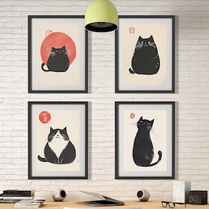 以下が含まれることがあります： 黒枠のプリント4枚セット。ミニマルなデザインで、黒と白の猫が様々なポーズをとっているイラストが描かれています。日本の美意識を感じさせるプリントで、日本語の文字も含まれています。