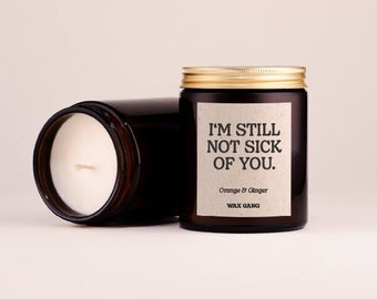 Duftkerze mit Spruch: I'm still not sick you. | Kerze mit lustigem Text als Geschenk | Geschenk für Freunde