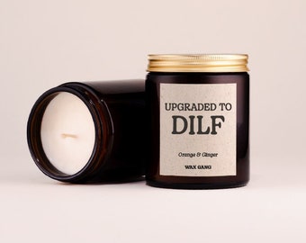 Duftkerze mit Spruch: Upgraded to Dilf | Kerze mit lustigem Text als Geschenk | Geschenk für Väter