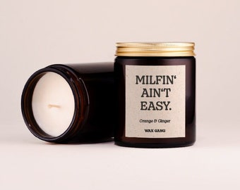 Duftkerze mit Spruch: Milfin' ain't easy. | Kerze mit lustigem Text als Geschenk | Geschenk für Mütter