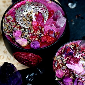 Ritual Kerze Free your inner witch mit Kristallen und link zur MeditationMagische Kerze Amethystbesonderes spirituelles Geschenk Bild 5