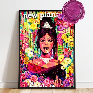 Könnte beinhalten: Gerahmter Kunstdruck mit einem lebendigen, farbenfrohen Design. Das Kunstwerk zeigt eine Frau mit dunklem Haar, einer Zigarette und einer trotzigen Geste. Die Worte "new plan:" stehen oben. Der Hintergrund ist mit Blumen und abstrakten Formen gefüllt.