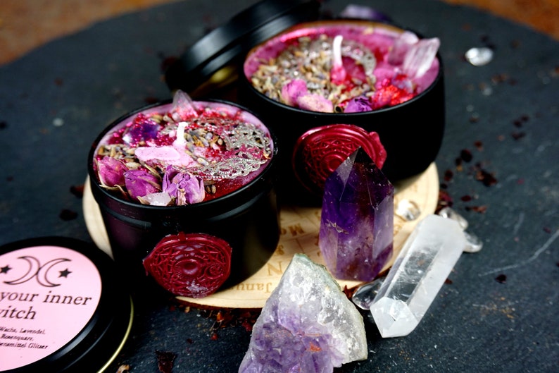 Ritual Kerze Free your inner witch mit Kristallen und link zur MeditationMagische Kerze Amethystbesonderes spirituelles Geschenk Bild 7