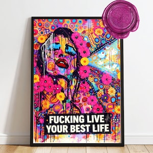 Könnte beinhalten: Ein gerahmter rechteckiger Kunstdruck mit einem lebendigen, bunten abstrakten Porträt einer Person, umgeben von rosa und gelben Blumen, mit Farbtropfen und dem Text FUCKING LIVE YOUR BEST LIFE in einem schwarzen Kasten am unteren Rand.