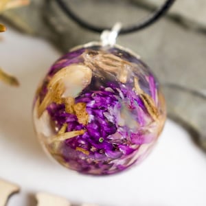 Girocollo con filo Cerato nero e Pendente Sferico in Resina Trasparente con Fiori Misti - Eleganza Naturale