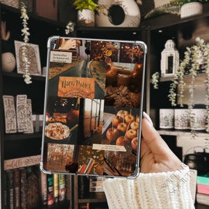 Puede incluir: Una funda transparente para tableta con un collage de imágenes otoñales, que incluye la portada del libro Harry Potter y la piedra filosofal, un tazón de sopa cremosa, manzanas rojas en palitos y escenas de bosque con follaje otoñal.