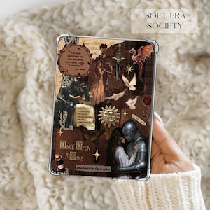 Puede incluir: Una funda rectangular para tableta con un collage marrón oscuro de imágenes de fantasía que incluyen caballeros con armadura, una mujer con vestido, un dragón, un emblema de sol y luna y palomas blancas. El texto dice "Once Upon a Time".