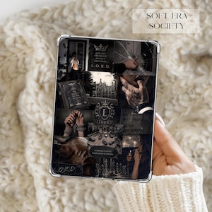 Peut inclure: Une coque de tablette rectangulaire présentant un collage monochrome sombre d'images incluant un château gothique, un livre ancien, un blason avec la lettre L, un jeu d'échecs et le texte L.O.R.D., Loyalty, Obedience, Respect, Devotion, We don't need saving.