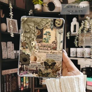 Può includere: Una custodia trasparente per tablet con un collage di illustrazioni in stile vintage che includono farfalle, funghi, fiori e frammenti di testo scritto a mano. Il testo recita "a beautiful mind", "eyes" e "If I had a flower for every time I thought of you. I could walk forever."
