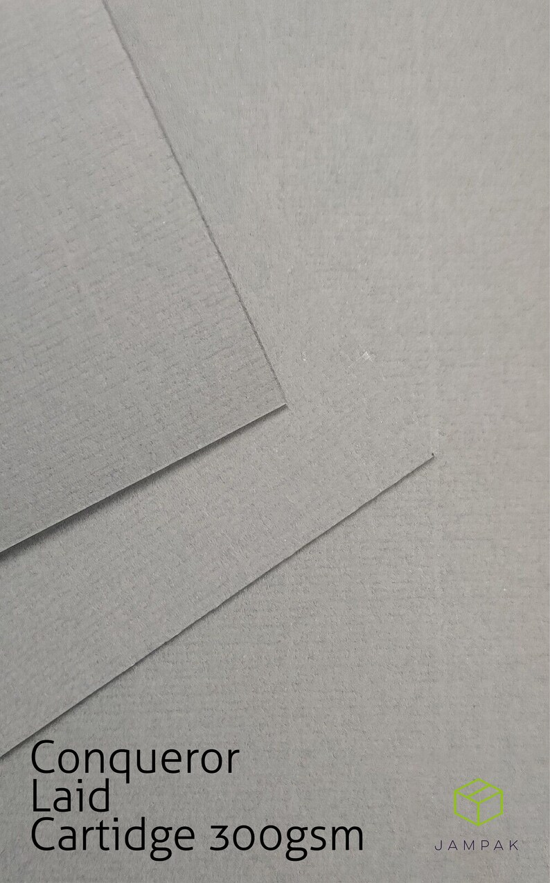 K&ouml;nnte beinhalten: Nahaufnahme eines Stapels grauen Conqueror Laid Cartridge Papiers, 300 g/m&sup2;. Das Papier hat eine strukturierte Oberfl&auml;che und ist ideal zum Drucken und Basteln.
