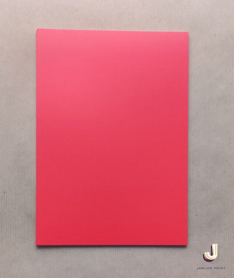 Puede incluir: Una hoja de papel de color rojo brillante.