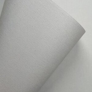 K&ouml;nnte beinhalten: Nahaufnahme eines Blattes wei&szlig;en Conqueror Laid Pencil Papiers mit einer strukturierten Oberfl&auml;che. Das Papier hat ein Gewicht von 120 g/m&sup2;.