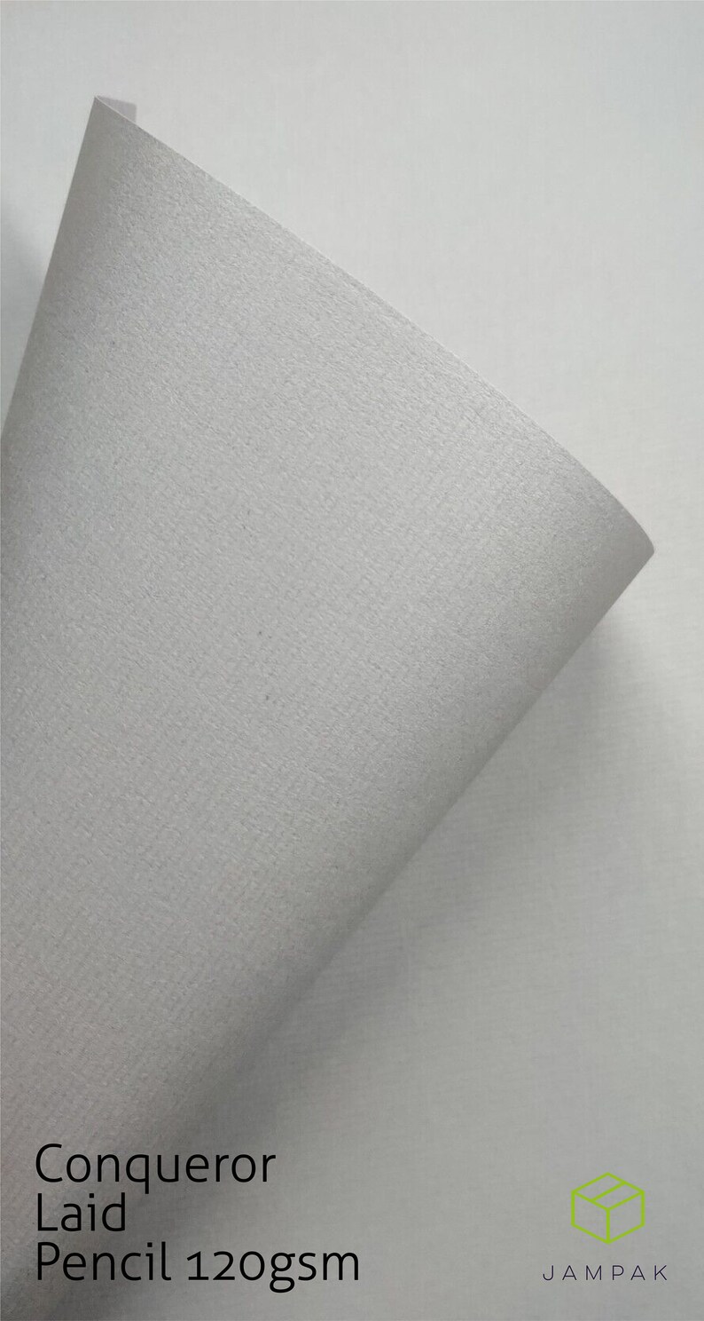 K&ouml;nnte beinhalten: Nahaufnahme eines Blattes wei&szlig;en Conqueror Laid Pencil Papiers mit einer strukturierten Oberfl&auml;che. Das Papier hat ein Gewicht von 120 g/m&sup2;.