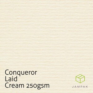 K&ouml;nnte beinhalten: Cremefarbenes Conqueror Laid Papier mit dem Text "Cream 250gsm" und einem kleinen Box-Logo mit dem Text "JAMPAK".