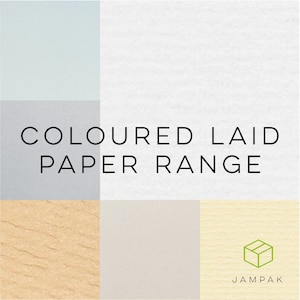 K&ouml;nnte beinhalten: Eine Auswahl an verschiedenen farbigen, gelegten Papieren. Die Farben sind hellblau, wei&szlig;, grau, beige und gelb. Der Text "COLOURED LAID PAPER RANGE" ist in schwarzer Schrift auf wei&szlig;em Hintergrund. Das Logo "JAMPAK" ist in schwarzer Schrift auf gelbem Hintergrund.