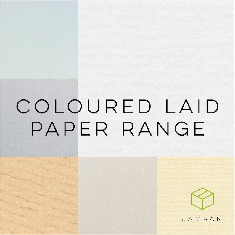 K&ouml;nnte beinhalten: Eine Auswahl an verschiedenen farbigen, gelegten Papieren. Die Farben sind hellblau, wei&szlig;, grau, beige und gelb. Der Text "COLOURED LAID PAPER RANGE" ist in schwarzer Schrift auf wei&szlig;em Hintergrund. Das Logo "JAMPAK" ist in schwarzer Schrift auf gelbem Hintergrund.