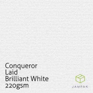 K&ouml;nnte beinhalten: Wei&szlig;es Papier mit dem Text "Conqueror Laid Brilliant White 220gsm" und einem kleinen Kastenlogo mit dem Text "JAMPAK".