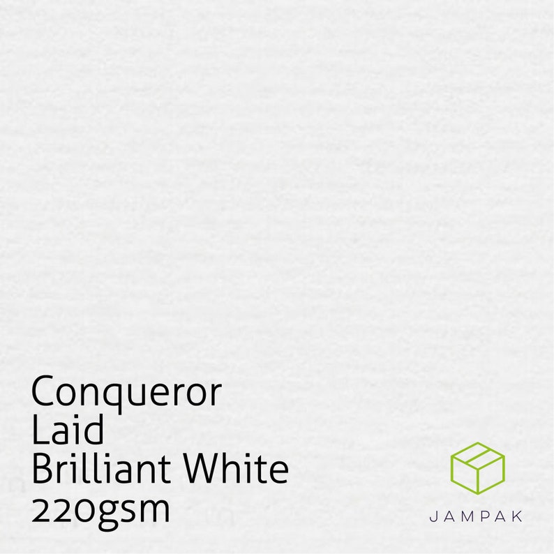 K&ouml;nnte beinhalten: Wei&szlig;es Papier mit dem Text "Conqueror Laid Brilliant White 220gsm" und einem kleinen Kastenlogo mit dem Text "JAMPAK".
