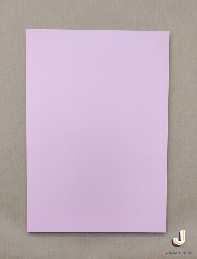Puede incluir: Una hoja de papel lisa de color rosa claro.