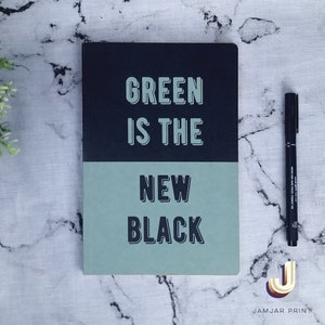 Może przedstawiać: Czarny i zielony notes z tekstem "GREEN IS THE NEW BLACK" na okładce.